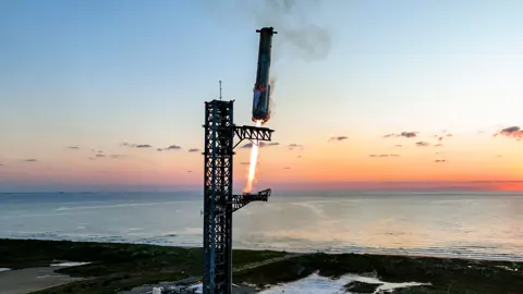 SpaceX 星舰发射塔与火箭